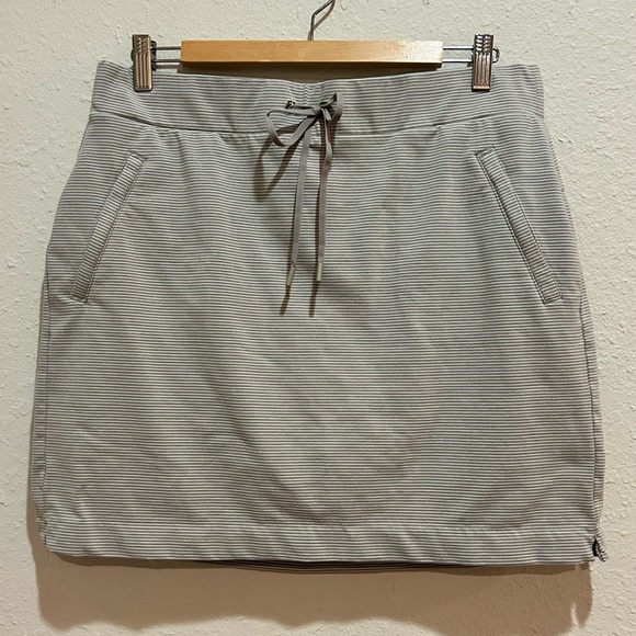 ATHLETA Modern Metro Skort Gray/white Size LT Tennis Golf Built In Shorts - Picture 1 of 6